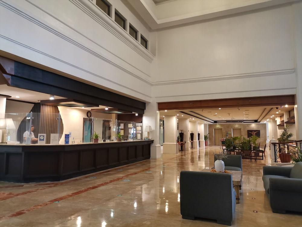 Luxur Place Bacolod Exterior photo